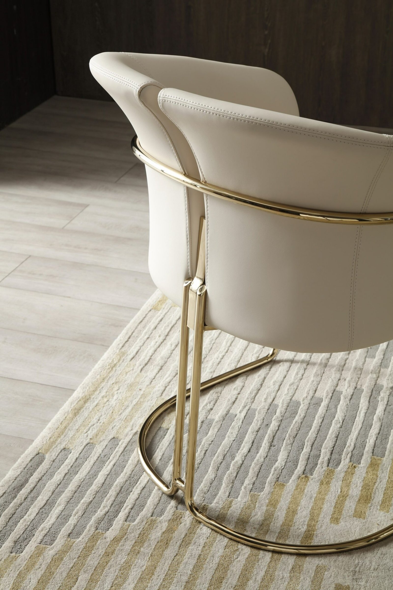 Modrest Renfew - Silla de comedor moderna de cuero vegano beige + champán dorado - Image 5
